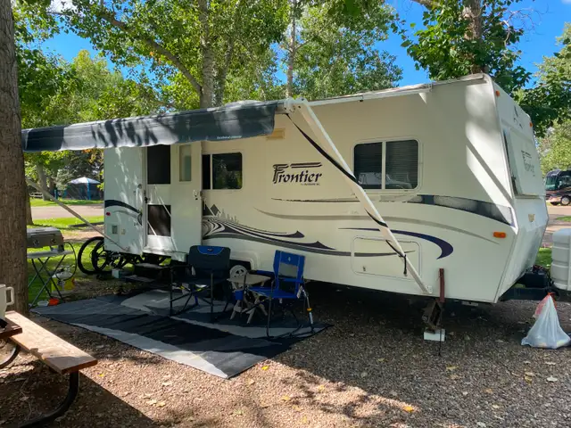 23' Vanguard Frontier Holiday Trailer