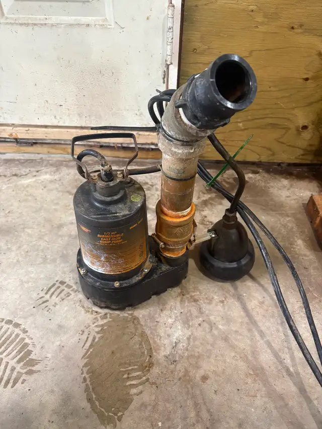 Submersible water pump