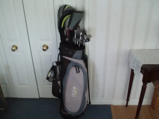 MEN'S R.H. GOLF CLUBS ( WITH TAYLORMADE AND NIKE DRIVERS )