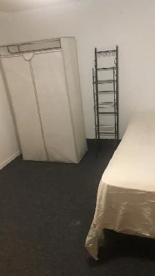 sharing room near Sheridan college - Photo 2