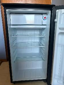 Danby small refrigerator - Photo 3