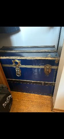 Vintage metal trunks for sale - Photo 4