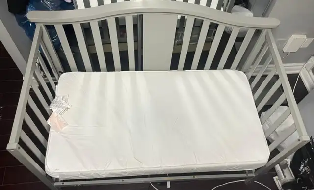 Graco Solano 4-in-1 Convertible Crib with Drawer and Mattress
