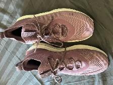 woman’s sneakers - Photo 2