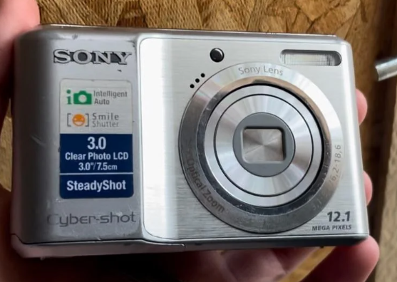 Sony Cyber-shot DSC-S2100  Digital camera - lots of cameras
