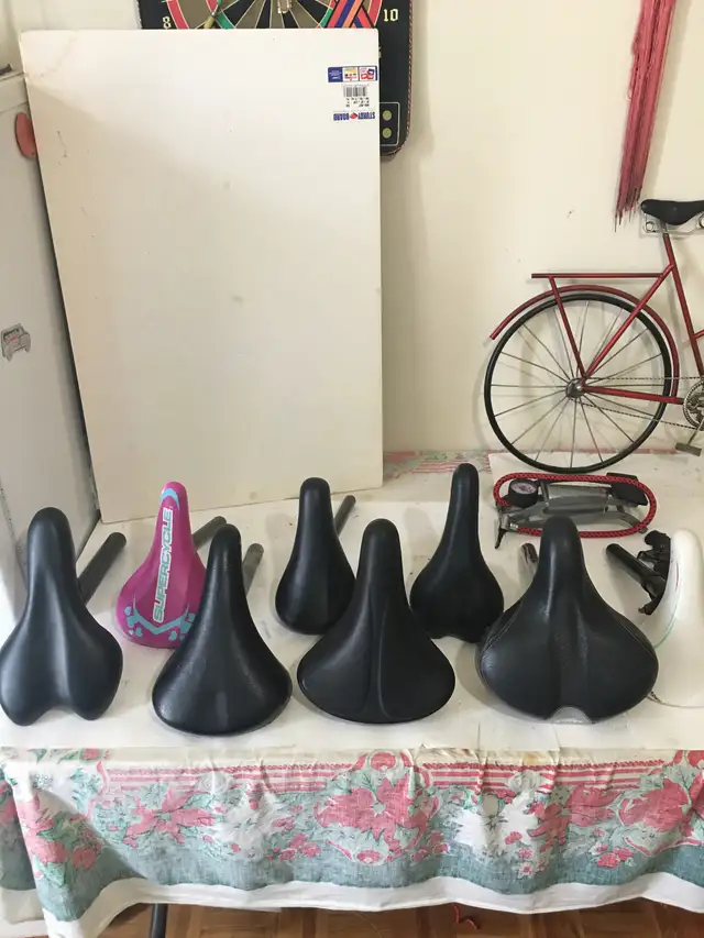 9 BIKE SEATS FOR SALE AND BIKE PUMP