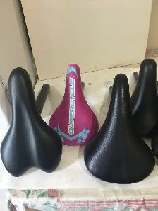 9 BIKE SEATS FOR SALE AND BIKE PUMP - Photo 2