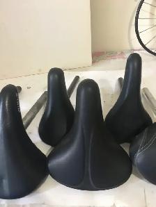9 BIKE SEATS FOR SALE AND BIKE PUMP - Photo 3