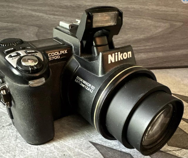 Nikon Coolpix 5700 , 5.0 mega pixel Digital camera