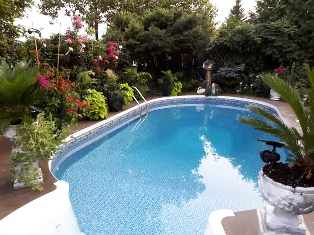 Private quiet queensize room is 3000 sq foot home Traf /upper mi
