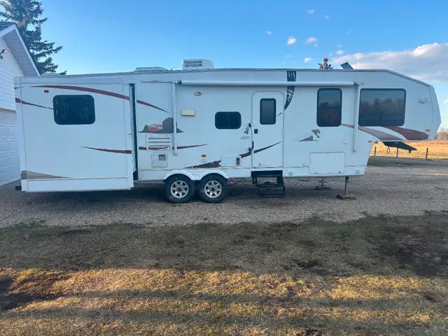 2010 canyon 31’ fifth wheel trailer