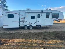 2010 canyon 31’ fifth wheel trailer