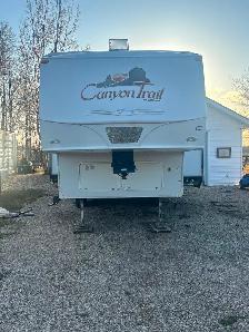 2010 canyon 31’ fifth wheel trailer - Photo 2