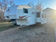 2010 canyon 31’ fifth wheel trailer - Photo 3