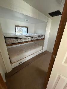 2010 canyon 31’ fifth wheel trailer - Photo 5