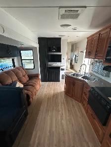 2010 canyon 31’ fifth wheel trailer - Photo 7