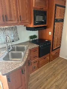 2010 canyon 31’ fifth wheel trailer - Photo 8