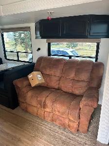 2010 canyon 31’ fifth wheel trailer - Photo 9