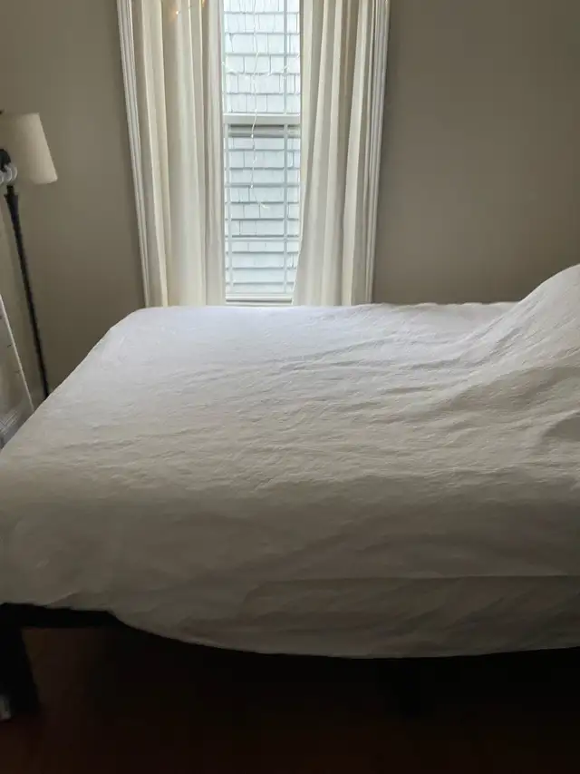 Beautiful QUEEN mattress & Box Spring $350 & Delivery