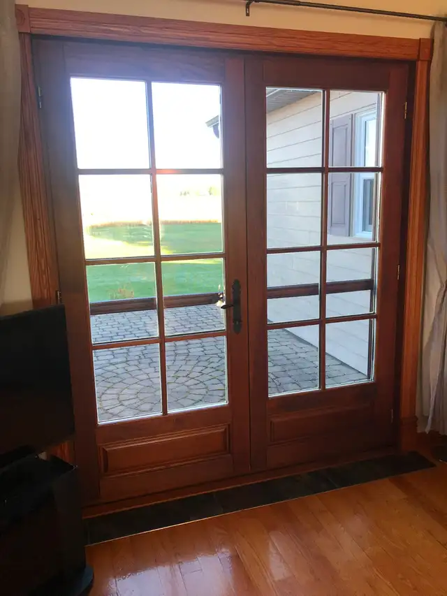 Portes françaises extérieures en bois massif avec cadrage
