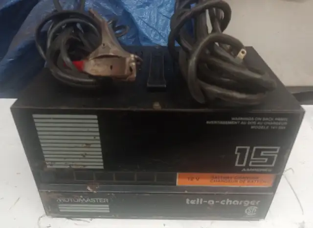 MOTOMASTER 15 AMP BATTERY CHARGER IN GOOD WORKING CONDITION