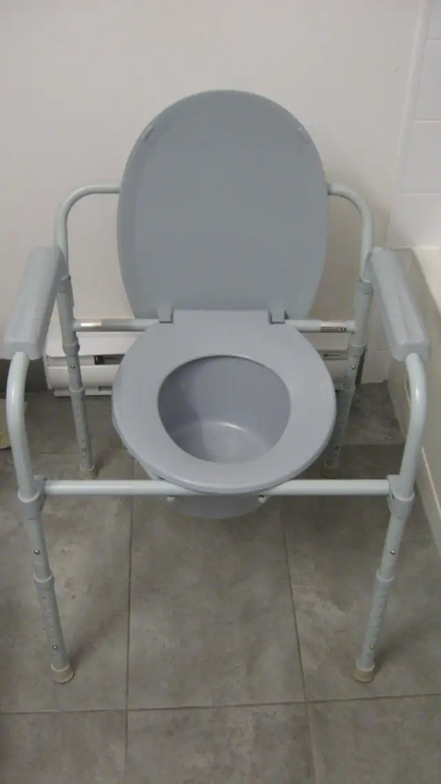 Chaise d aissance avec pattes ajustable