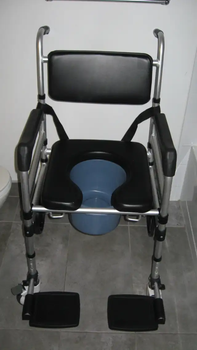 Chaise d aissance sur  roues avec freins