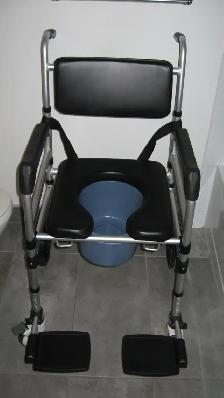 Chaise d aissance sur  roues avec freins