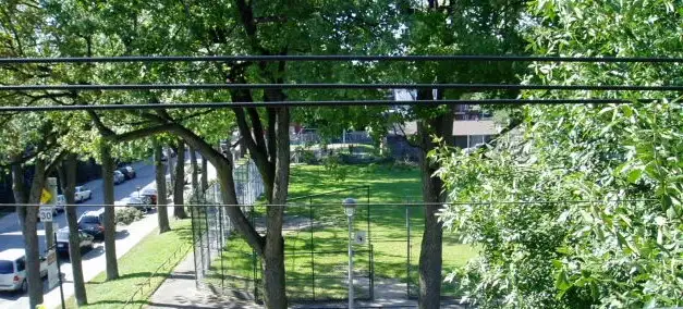 TRÈS GRAND 3 1/2 ENSOLEILLÉ, RDC, MÉTRO JOLIETTE, PARC, JUILLET