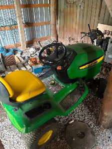 John Deere X300 lawn tractor with deck - Photo 2