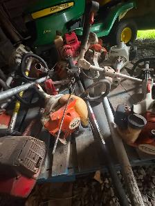Skid of assorted trimmers for parts/repair - Photo 2