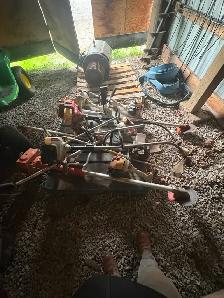 Skid of assorted trimmers for parts/repair - Photo 3