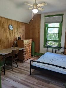 A furnished room for students -all inclusive, available now. - Photo 4