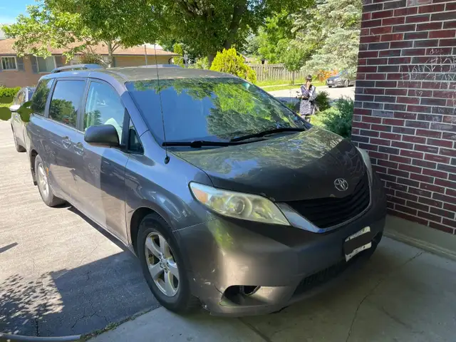 2014 Toyota Sienna LE - 8 Seater
