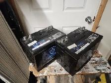 2 TWELVE VOLT DEEP CYCLE BATTERIES AND 12 VOLT CHARGER