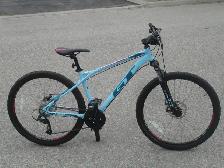 ALMOST NEW 27.5' GT PRO SERIES 24 SPD, DISC BRAKES & SUSPENSION! - Photo 3
