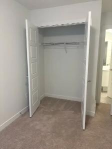 Modern Private Room & Bathroom in Tuxedo Park | All Utilities - Photo 2