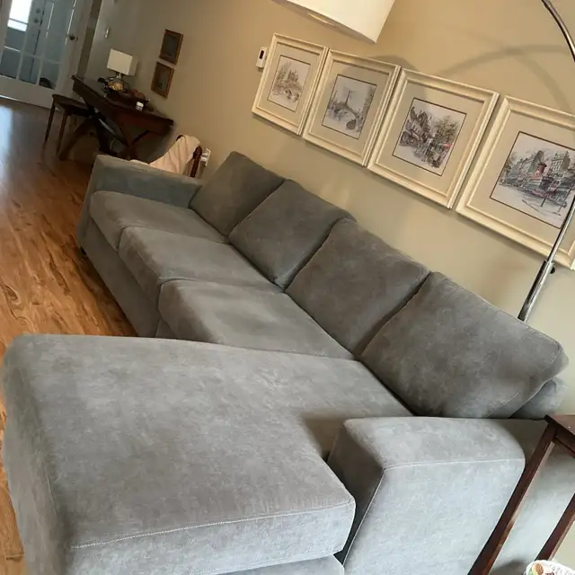4-Seat Sectional Couch with Chaise Lounge – Excellent Condition
