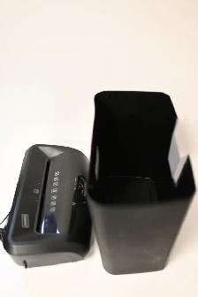 Paper Shredder Staples 8 sheet Cross cut Credit card Shredder - Photo 9