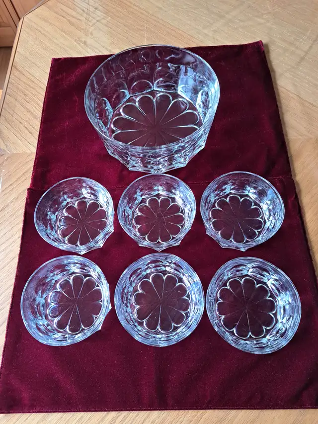 Saladier et 6 bols en verre trempé