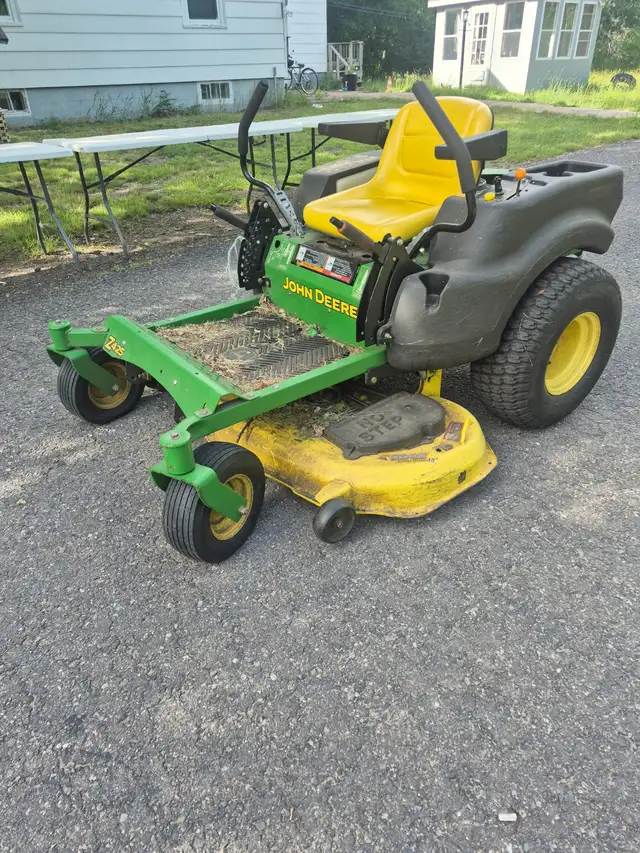 John Deer Zero turn z425 lawn tractor with attachment