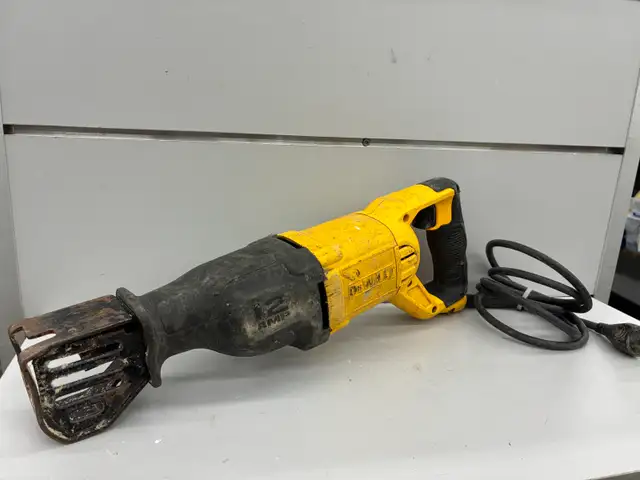 Dewalt DWE305 Reciprocating Saw