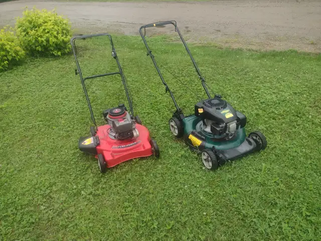 2 Tondeuses en tres bonne condition qui démarre au quart de tour