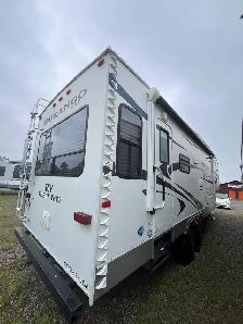 5th wheel RV - Photo 2