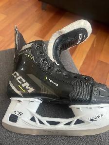 ccm hockey skates. junior, size 1 - Photo 2