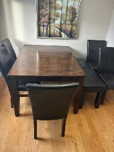 ~SOLID WOOD TABLE w/ 8 chairs and a bench~ EXCELLENT CONDITION!