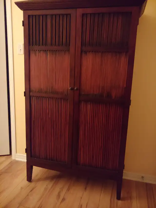 Armoire en bois massif