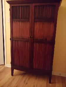 Armoire en bois massif