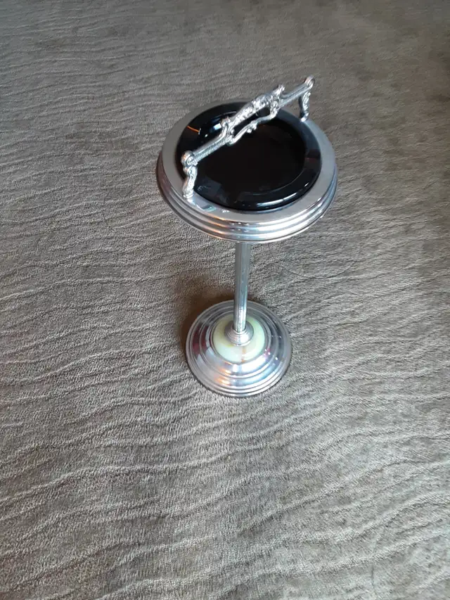 Floor ashtray