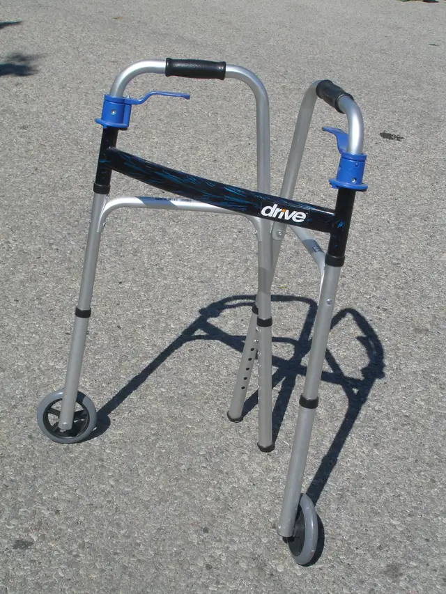 DRIVE MEDICAL DELUXE TRIGGER RELEASE FOLDING WALKER   5' WHEELS!